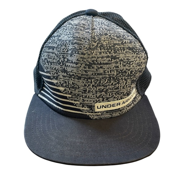 Hat Cap Under Armour Black and Gray Youth UA Snapback Ajustable Stretch EUC - Picture 1 of 6